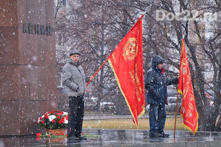 Doc22.ru Почетный караул 7 ноября 2017 года у памятника Ленину на площади Советов в г.Барнауле (за 10 минут до подхода праздничной колонны)