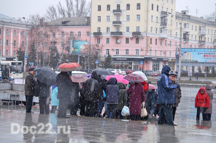 Doc22.ru В ожидании колонны демонстрантов на площади Советов  7 ноября люди грелись как могли 