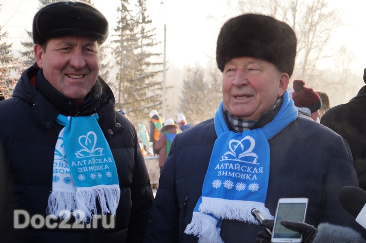 Doc22.ru Александр Карлин (справа) и Сергей Дугин на открытии «Алтайской зимовки» в Барнауле.