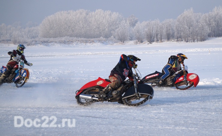 Doc22.ru Гонки на мотоциклах по заснеженной трасс — одно из зрелищных соревнований «Алтайской зимовки».