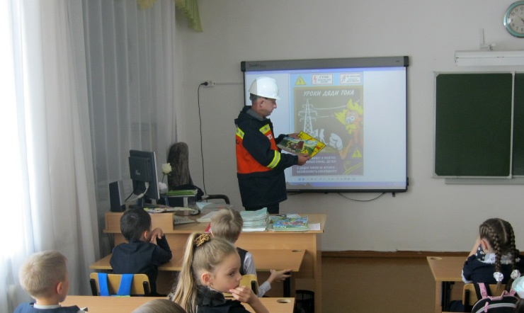 Doc22.ru Для учащихся общеобразовательных учреждений сотрудники Западно-Сибирского ПМЭС проводят уроки «Дяди тока» (фото из архива предприятия)