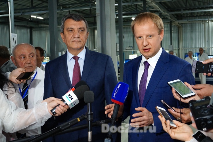 Doc22.ru Виктор Томенко (справа) и Сергей Меняйло рассказали о значимости импортозамещающего проекта по выпуску топливной аппаратуры.