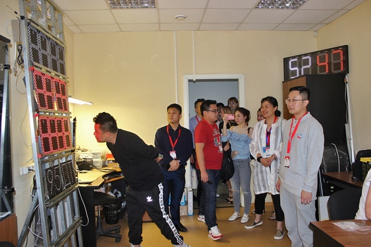 Doc22.ru Процесс изготовления светодиодных табло вызвал неподдельный интерес у китайских бизнесменов. Фото Алтайский фонд МСП